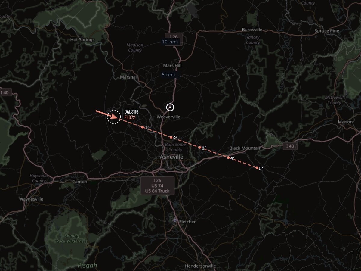 A tracked Delta flight, DAL3116, with a dashed projected path ahead of it marked at one-minute intervals out to five minutes